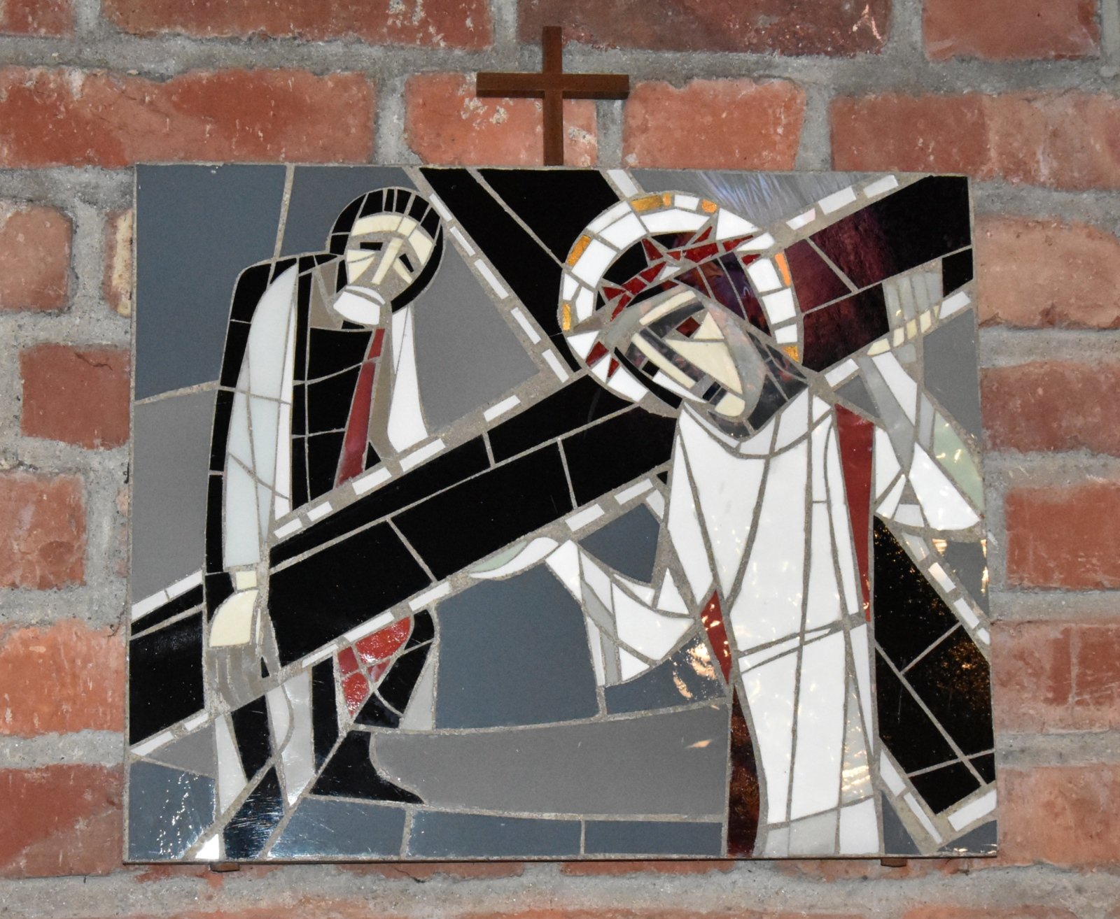 Station 5 Simon von Cyrene hilft Jesus das Kreuz tragen (c) M. Haschke